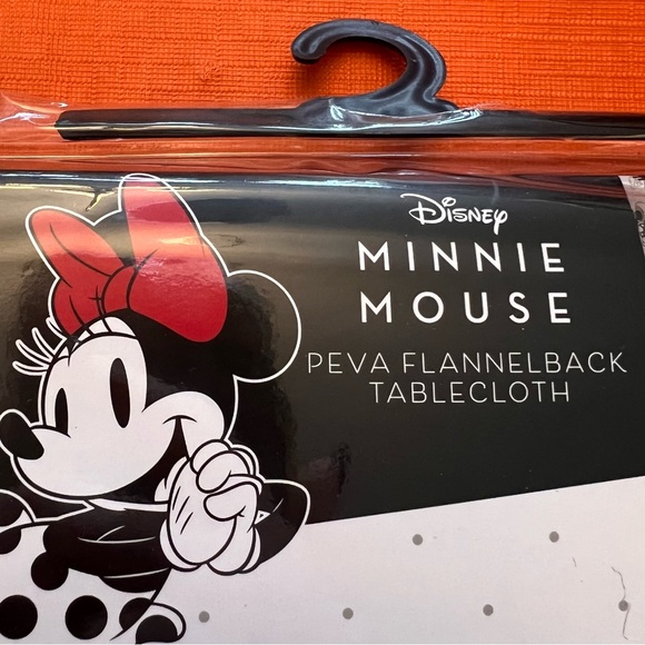 Disney Minnie Mouse NWT adorable PEVA flannelback 70” round tablecloth - Picture 13 of 13